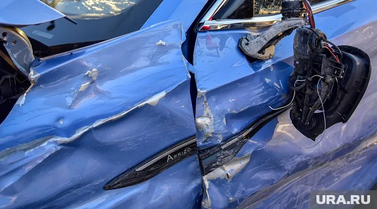 На сельской дороге автомобиль врезался в столб