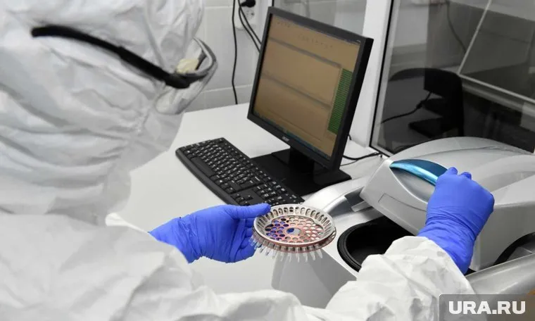 Медики, работающие непосредственно с COVID, изолированы, чтобы не распространять инфекцию