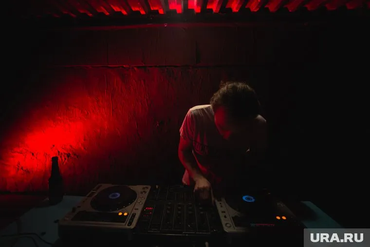 На вечеринку с именитыми диджеям просят надеть белую одежду