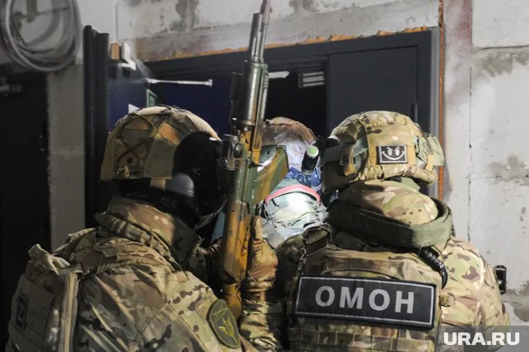 Оперативники забрали Владислава Мирова и его подругу