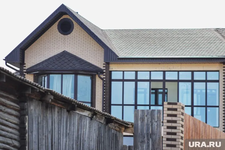 На участке дома также есть русская баня, зона барбекю и пруд (архивное фото)