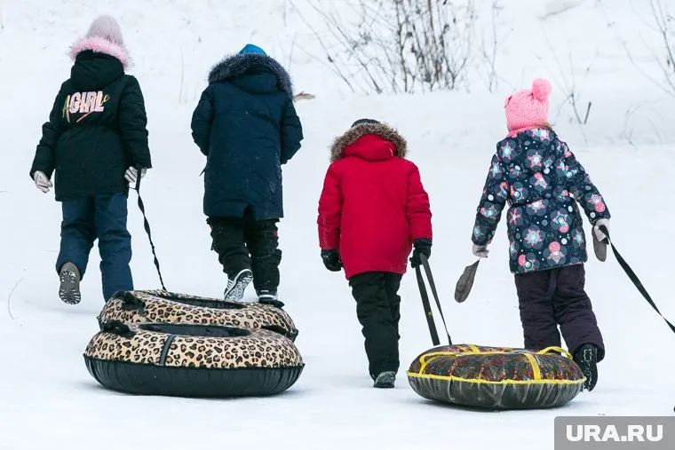 Также нельзя забираться на горки, когда на ступенях много людей
