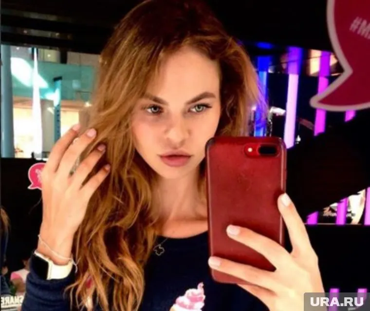 По словам девушки, миллиардер спокойно фотографировался с нею