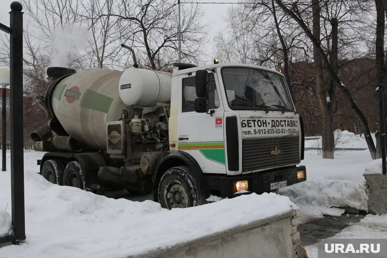 Водитель бетономешалки не уступил дорогу легковушке