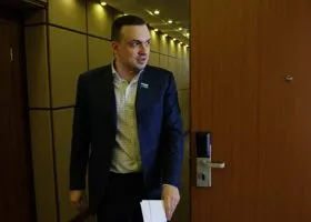 Уральского депутата Госдумы, стрелявшего во дворе дома, допрашивали четыре часа