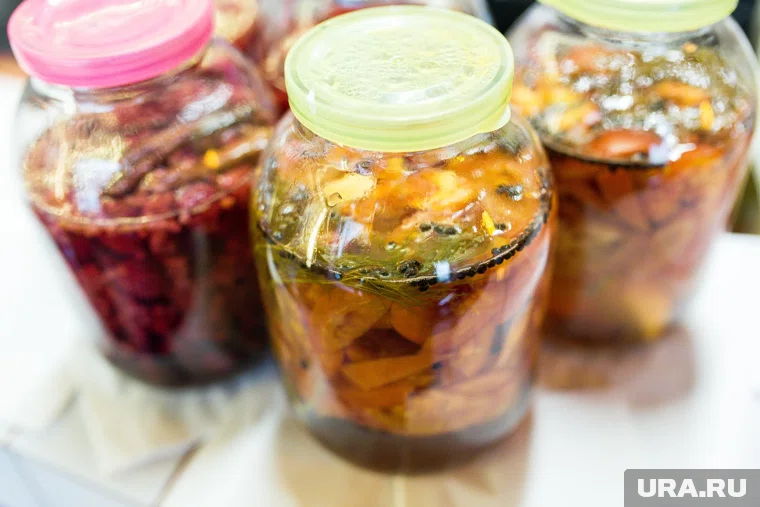 Известно, что пострадавшие ели соленые огурцы и помидоры