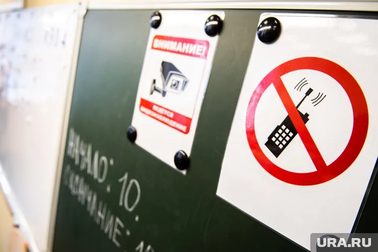 В школах объяснили запрет телефонов