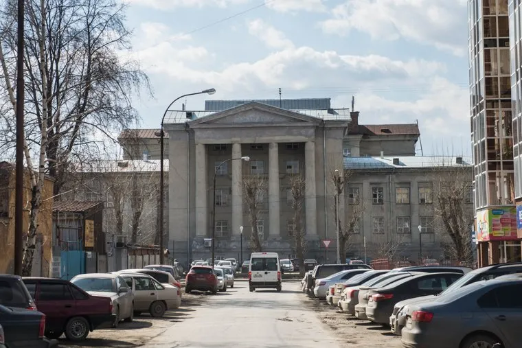 Объезд по вывескам на фасадах домов в Кировском районе. Екатеринбург