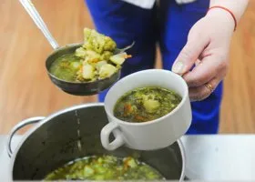 В школе столицы ЯНАО детям подали суп с личинкой
