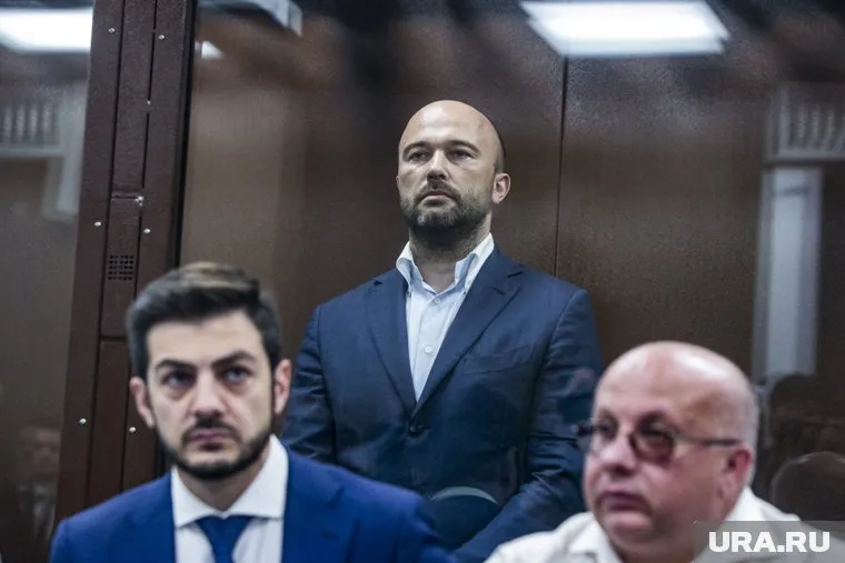 Экс-владелец Антипинского НПЗ Дмитрий Мазуров (в центре) обвиняется в растрате