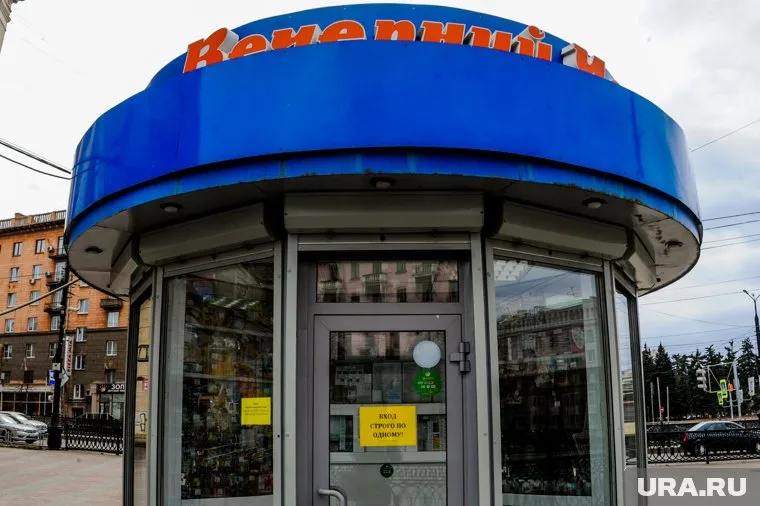 Водитель ВАЗ 2114 въехал в киоск печати