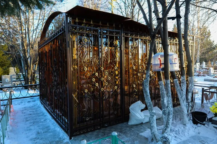 Могила Святого Славика на Чебаркульском городском кладбище. Челябинская область, кладбище, могила святого славика