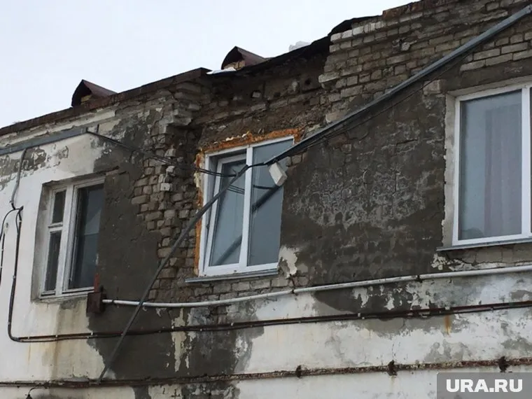 Кирпичная кладка обрушилась над окном одной из квартир