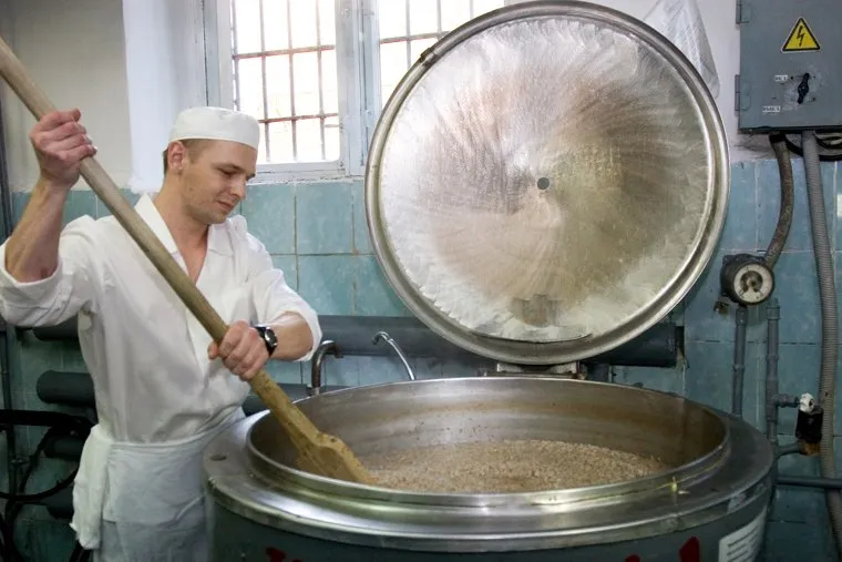 СИЗО-1«день открытых дверей» для СМИ и пресс-конференция начальника УФСИНКурган31.10.2013г, повар, кухня сизо