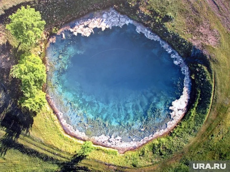 Озеро в Новом Уренгое запомнилось водой необычного голубого цвета