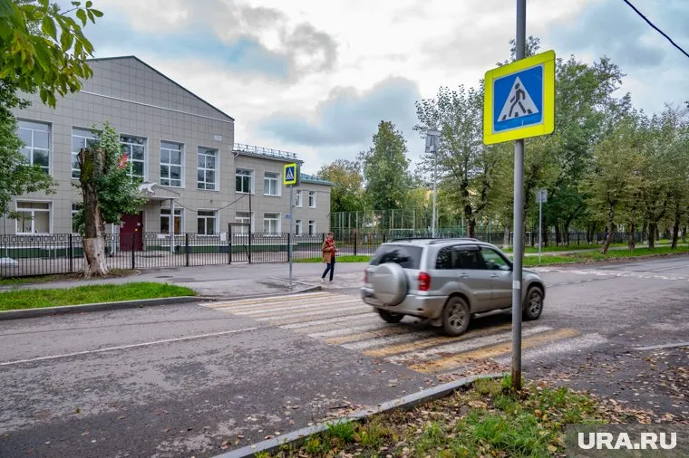 Подросток пересекал дорогу в положенном месте