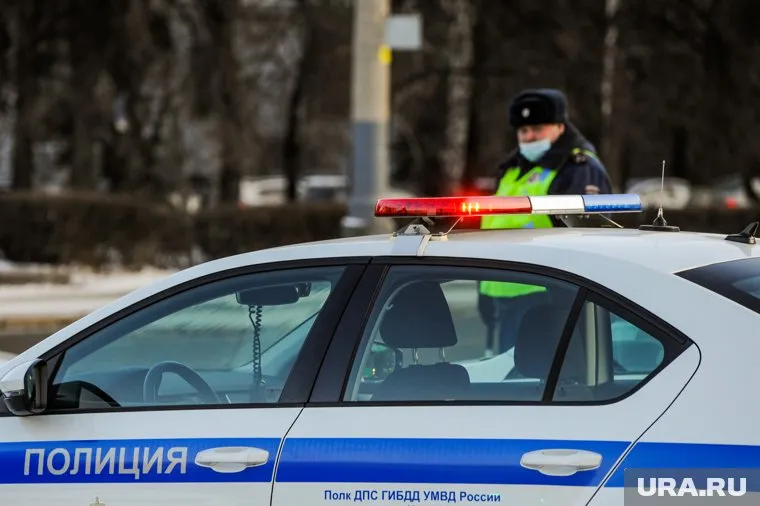 Люди в улетевшей в кювет машине оказались зажатыми железом