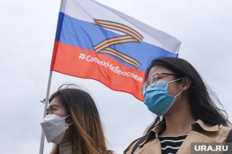 На набережную Оруджева в Надыме пришли десятки людей