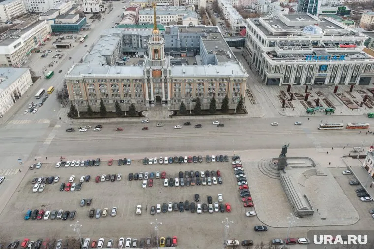 Парковка на площади 1905 года появилась много лет назад