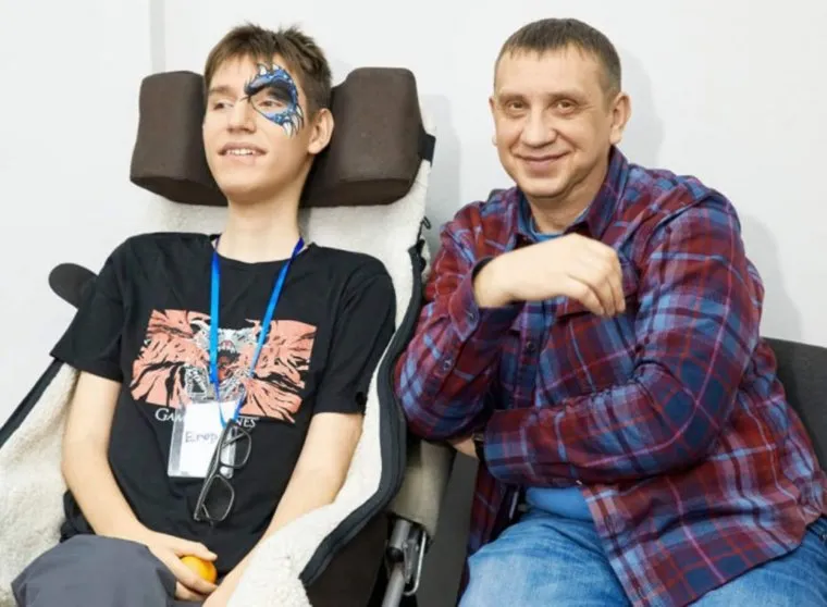 В центре событий — 23-летний пермяк Егор Ильин вместе со своим папой Евгением