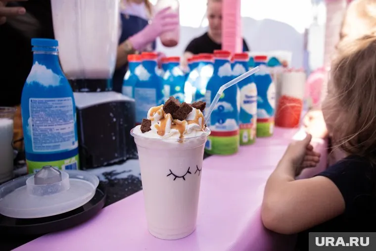 В молочном коктейле содержится минимум пять ложек сахара
