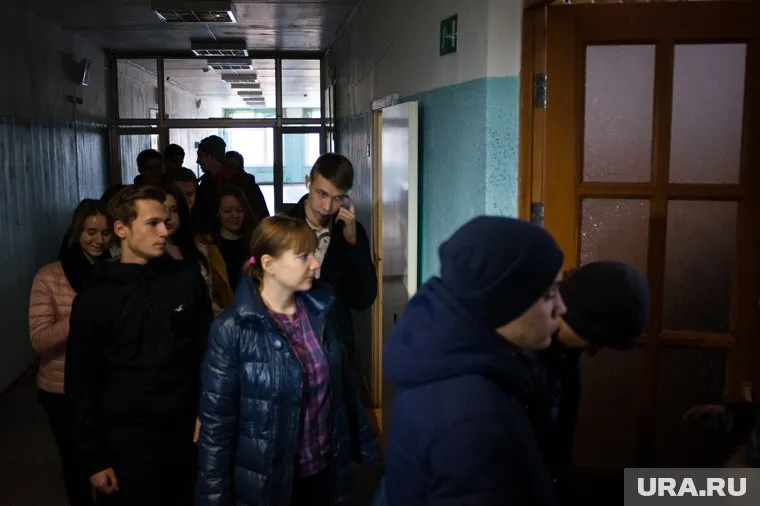 Из-за сообщений о заложенных взрывных устройствах прервали занятия в четырех учебных заведениях