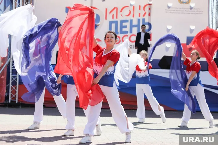 Шадринцы празднуют День России (архивное фото)