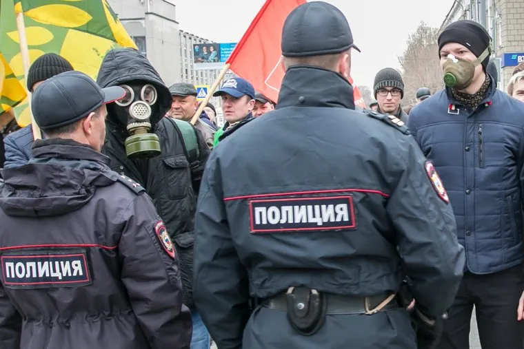 Митинг против строительства мусороперерабатывающего предприятия. Курган, полиция, противогаз, респиратор, митинг, навальновцы