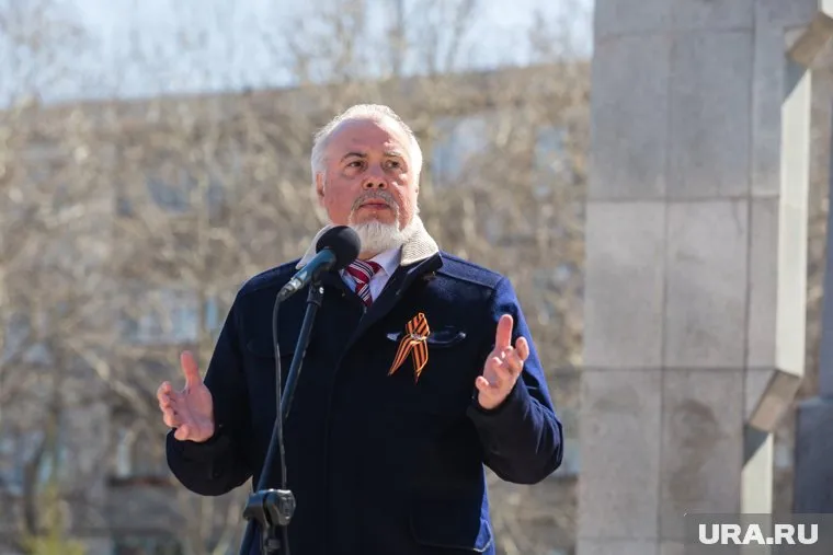 Годовой доход мэра Сургута Вадима Шувалова состоит из зарплаты и процентов с банковских вкладов, пенсии и выплат за звания