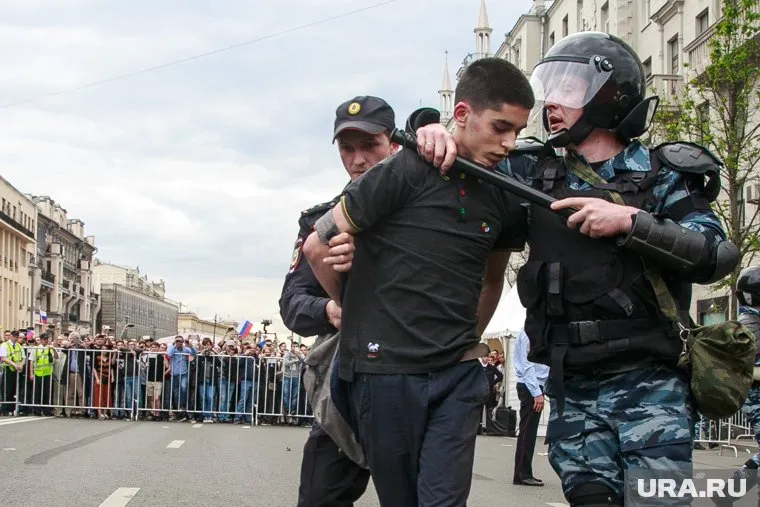 Задумка Яшина понятна. Также поступал Алексей Навальный 12 июня: сменил разрешенную площадку на Тверскую, понимая, как на это отреагирует полиция, и получая эффектные кадры