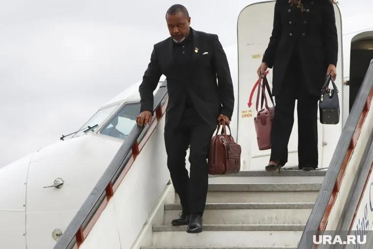 Саулос Чилима (на фото) и девять людей, которые его сопровождали, погибли при крушении самолета, заявила Capital FM