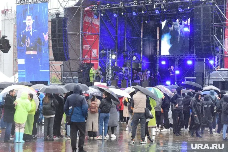 Горожане ждут начала вечерних концертов в парке Маяковского