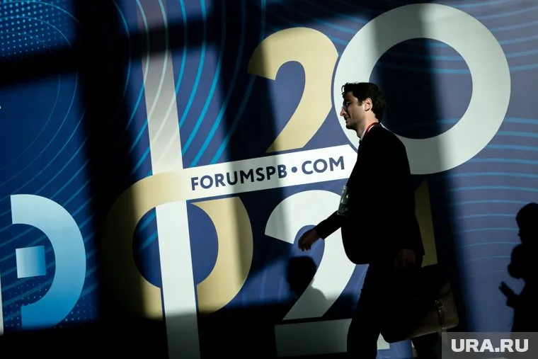 Свердловские чиновники, приехавшие на ПМЭФ-2021, нанимали такси на 268 800 рублей