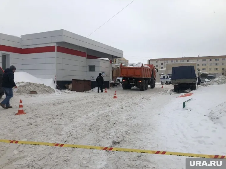 Вероятно, женщина оказалась в слепой зоне и водитель ее просто не увидел