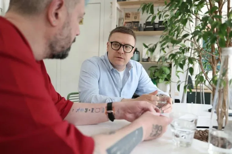 Во время прогулки Текслер и Лебедев попили кофе