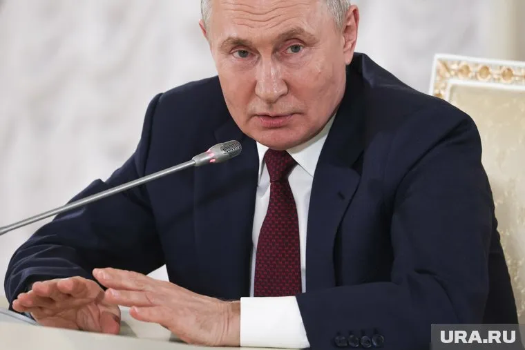 Путин потребовал контролировать цены на бензин