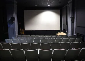 Подросток пронес бензин в кинотеатр в Москве и устроил пожар: что известно о ЧП