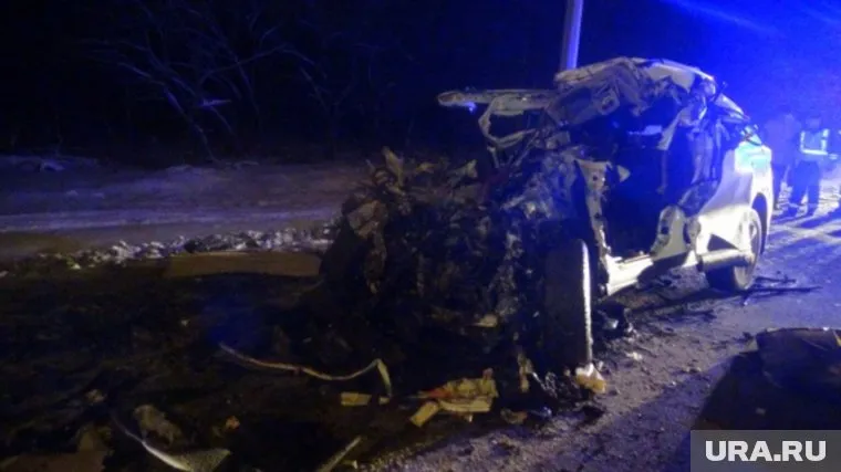 Автомобиль врезался в грузовик на обочине