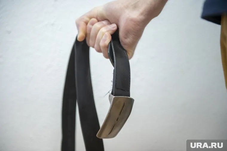 Отец наказывал ребенка за его поведение (архивное фото)