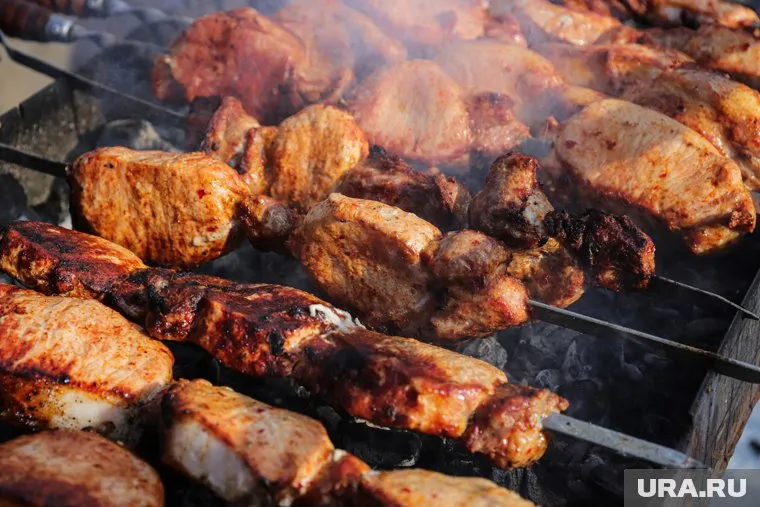 Цены на шашлык в некоторых магазинах выросли на 93% с 2024-го