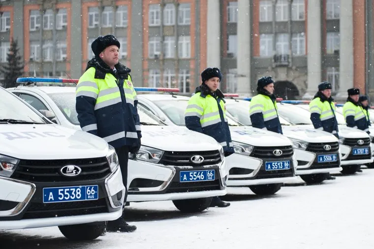 Вручение свердловским полицейским ключей от новых автомобилей. Екатеринбург , автомобили, машина дпс, машины, полиция, правоохранительные органы, гибдд, дпс, зима