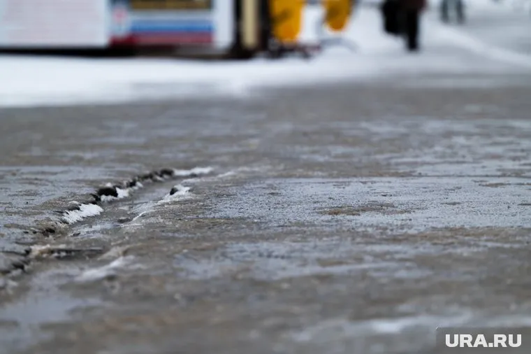Машину занесло на трассе из-за гололеда