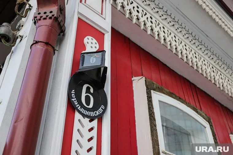 Не прошло и суток, как здание снова сносят