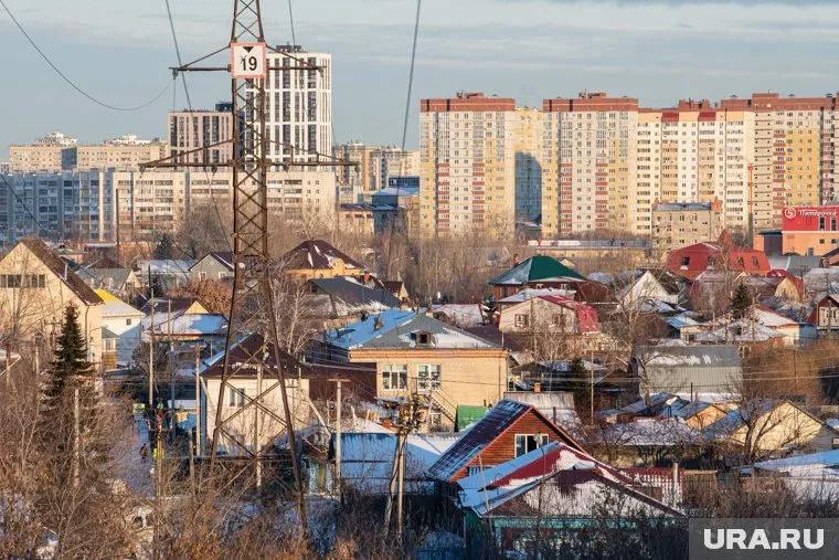 Рекламу незаконных магазинов размещают на фасадах тюменских многоэтажек