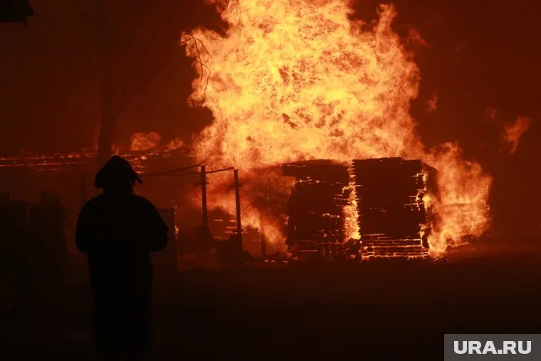 Пожар охватил базу отдыха в станице Голубицкая