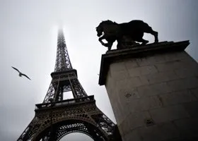 В Париже мужчина убил прохожего возле Эйфелевой башни