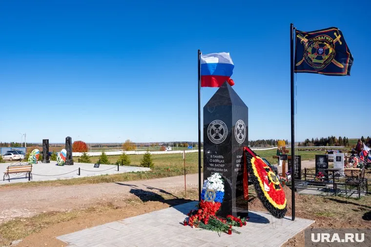 Пермяки принесли венки и цветы к памятному обелиску