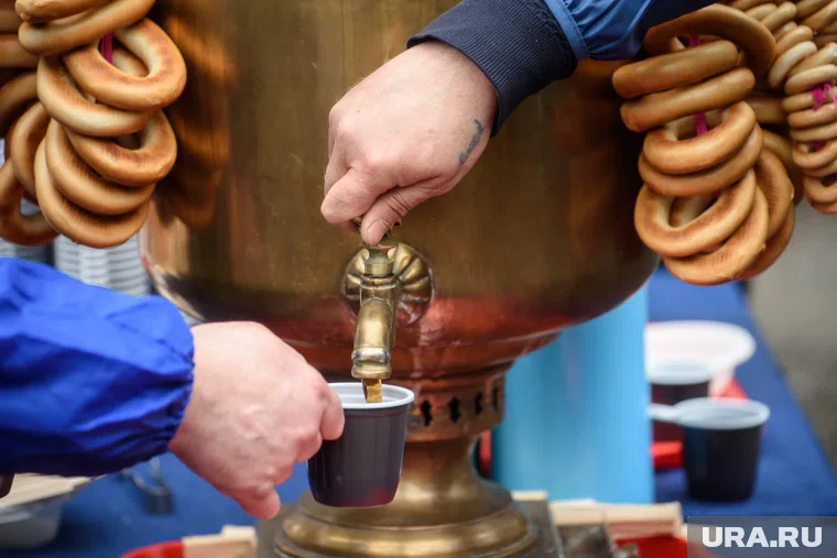 На сибирских подворьях гостей угощали традиционными блюдами региональной кухни