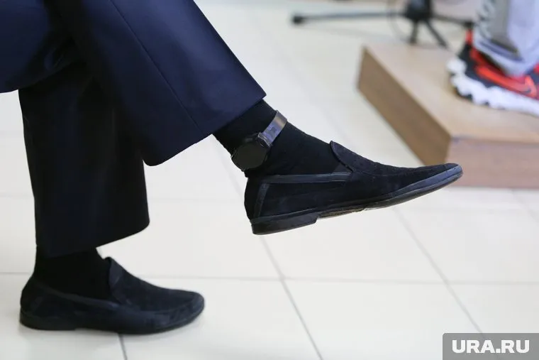 Артем Усс сломал браслет во время домашнего ареста