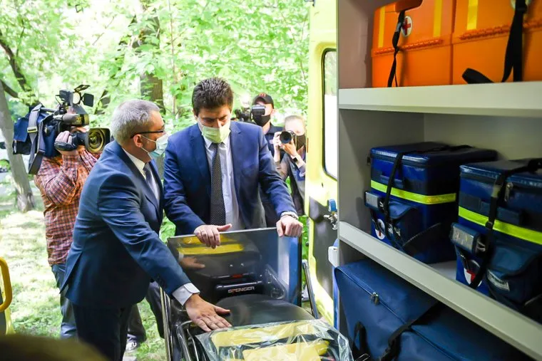 Передача автомобилей Скорой медицинской помощи бригадам медиков. Екатеринбург